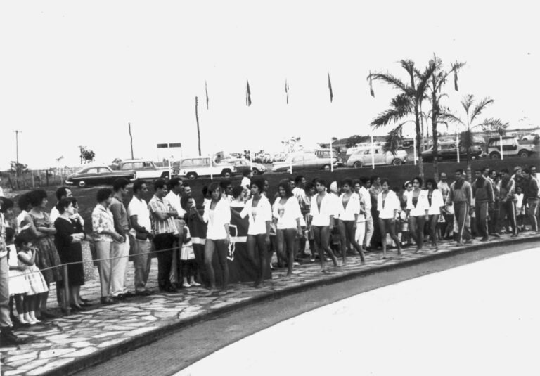 Desfile das atletas do Balé Aquático do Clube Fluminense do Rio de Janeiro na Inaugur