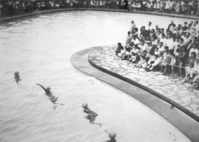Balé aquático na inauguração da piscina do feijão