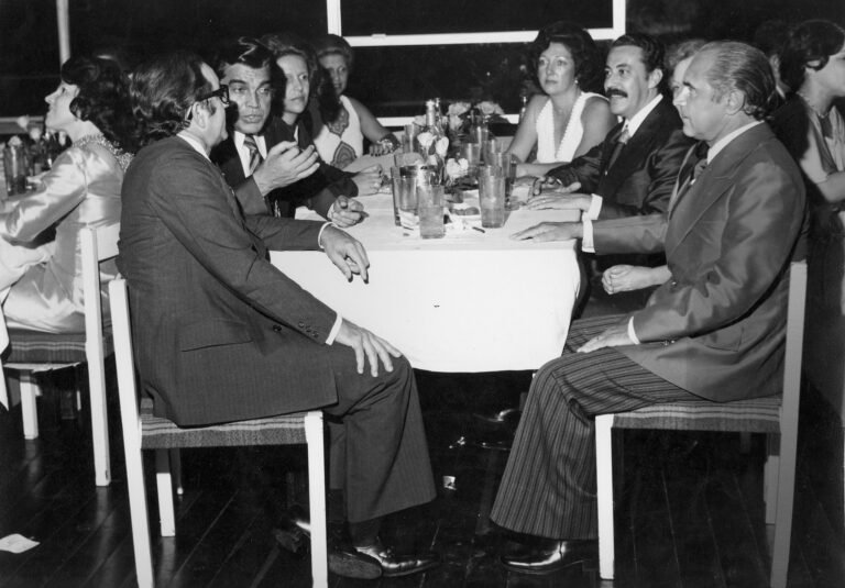 1976-Carlos Black Pereira e esposa juntamente com o comodoro e outros