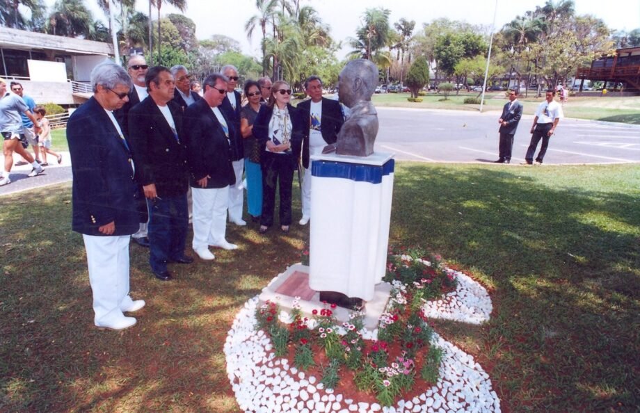 Busto JK inaugurado em 2001